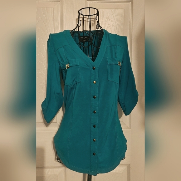 🌺BEBE Snap Front Blouse - Picture 1 of 4